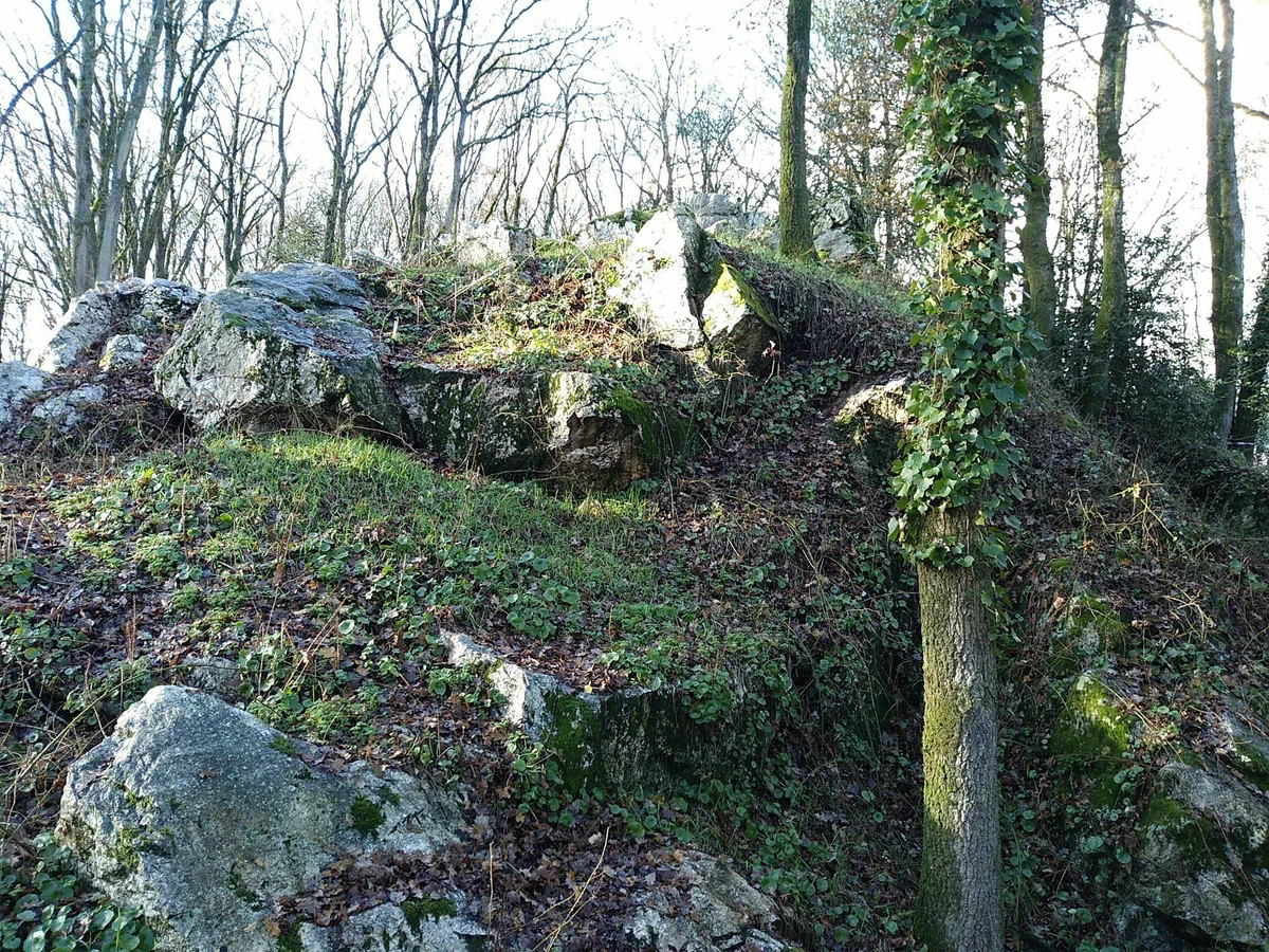 À Moulins, par les rochers de Pyrôme et la voie romaine.
