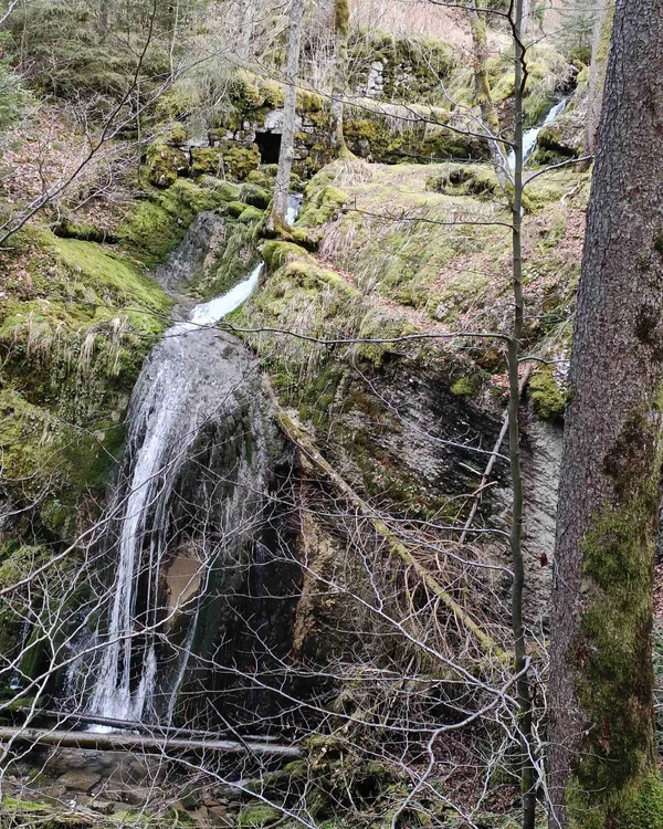 Le tour De La Roche et la cascade du Bief Brideau.