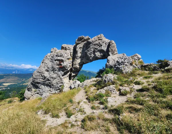 Crete Rocheux Montée jusqu’à la pierre percée