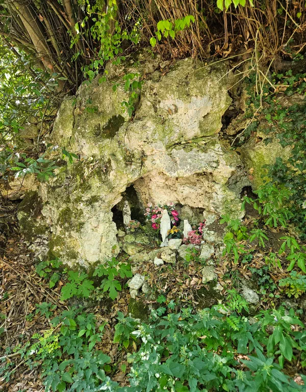 Sainte-Colombe-de-Villeneuve, les grottes de Lastournelles