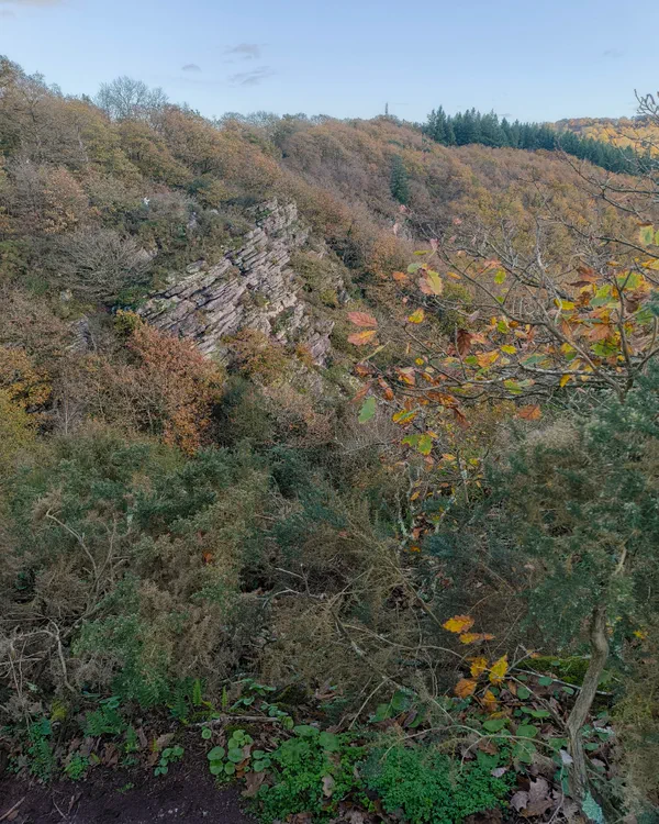 Sentier du Granite de la Roche d'Oëtre et vue escarpée