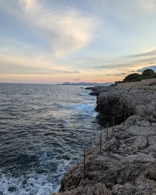 Sublime plage de la Garoupe sur le sentier du littoral d'Antibes