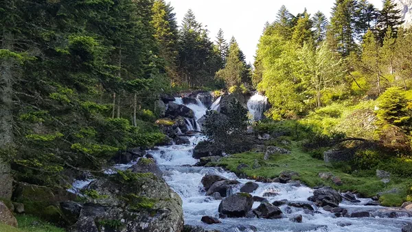 Woeste Rivier Frisheid van de meren van Estibe Aute en rivierstijging