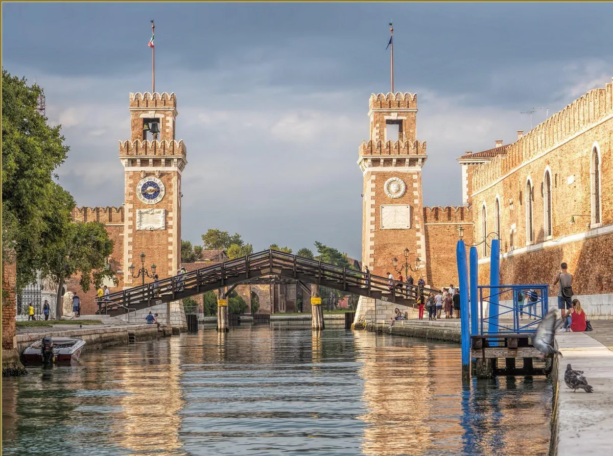 Outside Simbolo Veneza: O Castello