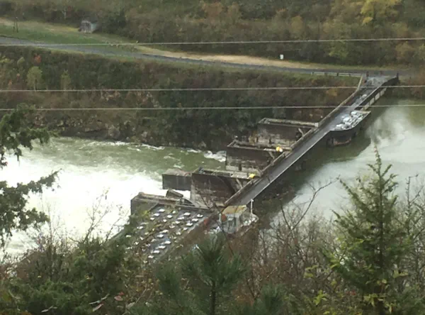 Woeste Rivier Belvedere des Roches en de hoogtevrees van de Ain-vallei