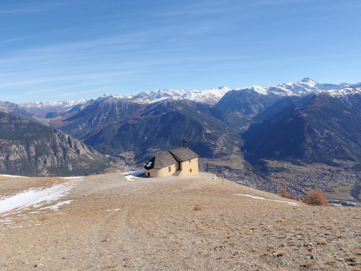 Insigne boutonnière SKI MONTAGNE SAINT VERAN 2042 m émail ORIGINAL