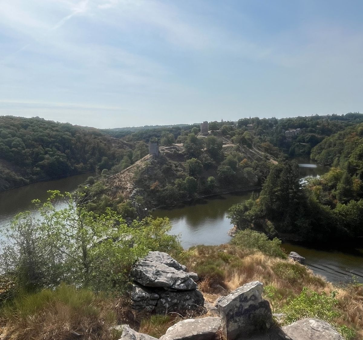 Le Rocher de la Fileuse et vue sur Crozant