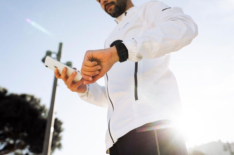 Homme regardant sa montre pour déterminer son allure marathon.