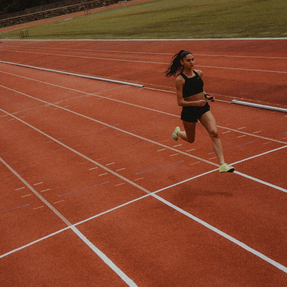 Temps marathon : femme courant sur une piste d'athlétisme