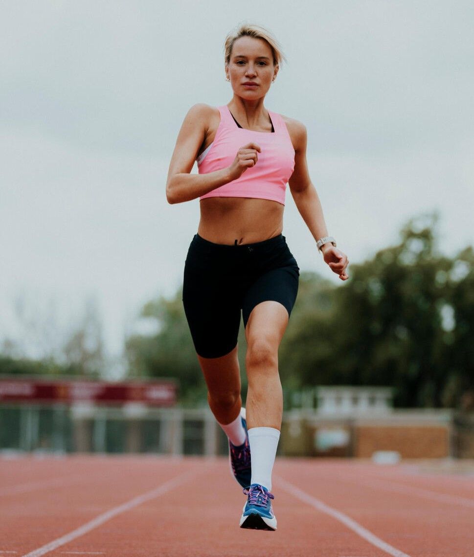 Femme s'entrainant pour un semi-marathon.