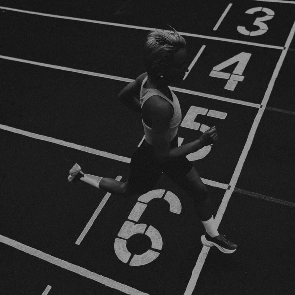 Temps marathon : athlète sur ligne d'arrivée d'une piste d'athlétisme